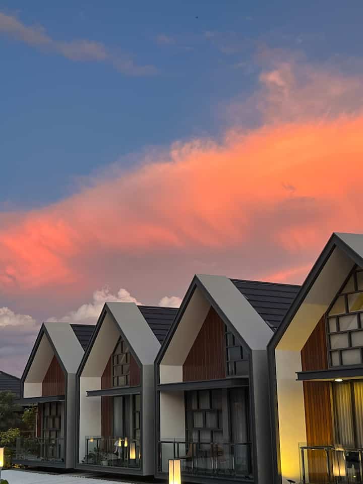 The sky is as beautiful as this. The golden hour colors that make the atmosphere so calm.
In our cluster, the house facades are still uniform, they cannot be changed. But there is still beauty that can be enjoyed, especially when the sky starts to 'play colors' like this.
Sometimes it doesn't take a big change to warm the heart. Just a beautiful sky and the right moment.

#GoldenHour
#LangitSore
#EveningVibes
#SkyLovers
#SunsetGlow
#ClusterLife
#SuasanaSore
#HomeView
#LangitGradation
#CalmLife
#SenjaHariIni
#CintaLangit
#VisualHealing
#SunsetMoments

