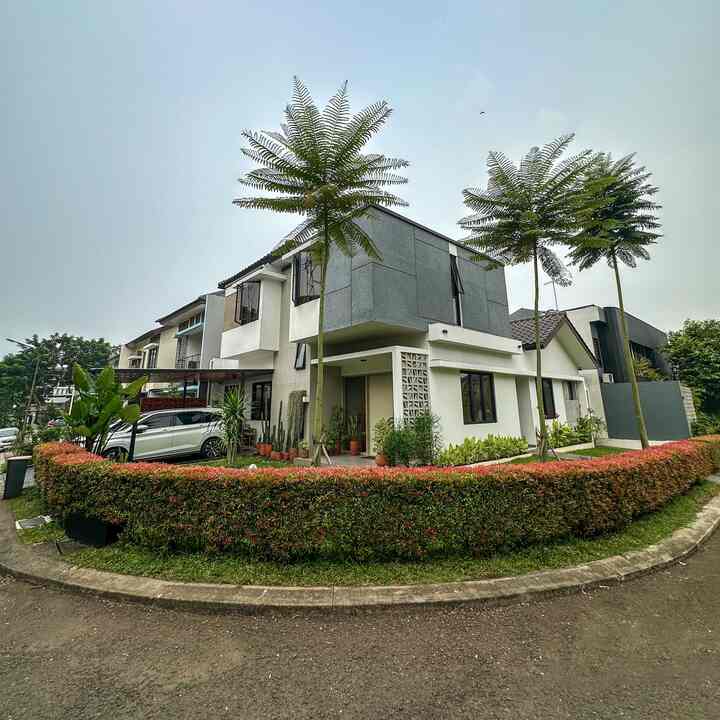 Sudah hampir memasuki 2,5 tahun pasca renovasi, beginilah perkembangan fasad rumah kami. Tanaman-tanaman juga sudah tambah subur dan halaman sudah terlihat asri. Bahkan sudah mulai terlihat bercak-bercak pada cat exterior rumah, noda-noda debu yang seakan-akan memanggil untuk minta di cat ulang 😅. 

Kalau membahas tentang perkembangan rumah memang tidak ada habisnya. Akan selalu ada yang butuh diperbaiki karena semua ada masanya. 

Ruang tamu di slide 5 dan 6 adalah bangunan baru, perluasan rumah supaya kami bisa membangun ruang kamar anak baru diatas ruang tamu ini. 

#minihousetour
#ceritarumahku
#perjalananrumah
#fasadrumah
#fasadminimalis