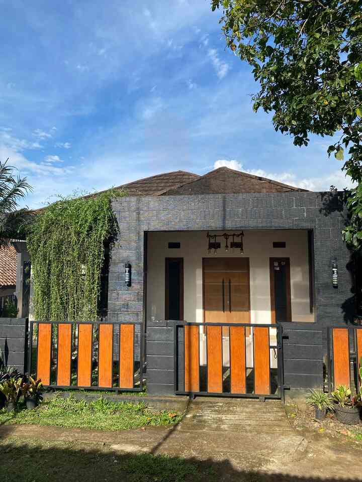 Fasad dan teras rumah bukan cuman tempat singgah, tapi juga tempat cerita dimulai.. 
area teras depan kamar utama jadi spot favorit di siang hari karna bayang dari daundaun bikin estetik, bisanya duduk santai juga sambil ngopi 
Spot dengan kursi hijau ini jadi tempat terpw untuk scrool handphone atau baca buku 
Before after area dapur yang dengan perubahan kecil di bagian backsplase dapur kertasive bikin vibe industrial 

#MiniHouseTour
#CeritaRumahku
#PerjalanRumah
#SemiIndustrial
#Wallpaperestetik 
#Terasrumah 
