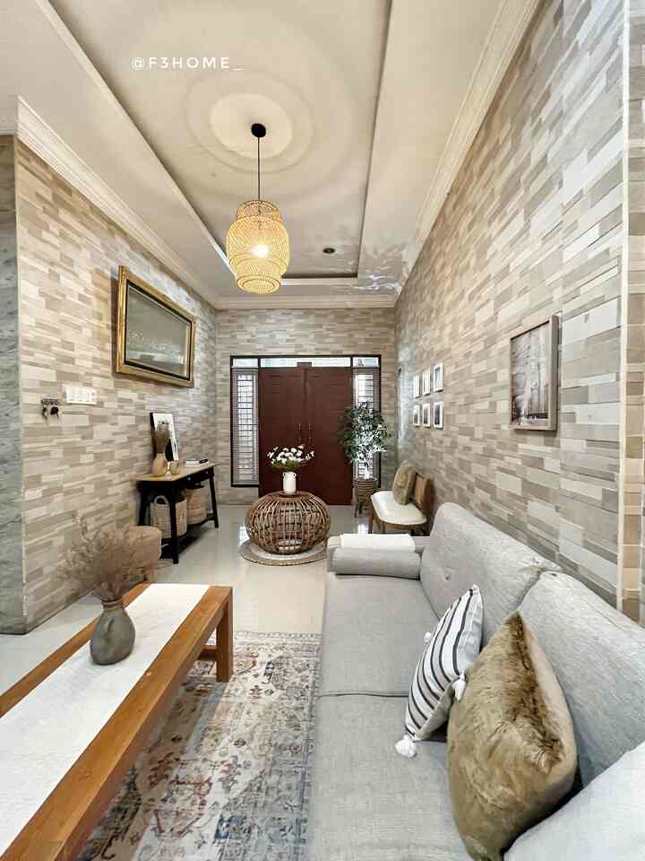 Perubahan yang paling terasa dirumah ini adalah dinding ruang tamu dan cara mendekornya. 
Bawakan dari developer dinding ruang tamu ini banyak retak-retak halus dan lembab yang bikin sakit mata melihatnya..
Jadi aku memakai keramik bermotif batu alam untuk menghilangkan retak dan lembab untuk solusinya.
Hasilnya ruang tamu ini menjadi pocal poin dan estetik.
Tapi setelah dipasang keramik dinding tantangan terbesarnya aku tidak bisa mengikuti yang lagi tren sekarang.

#sofaminimalis #plavonpvc #catrumahminimalis #warnacatrumah #catluarrumah #warnacatruangtamu #wallpaperdinding #wallpaperestetik #cat #minihousetour #ceritarumahku #perjalananrumah