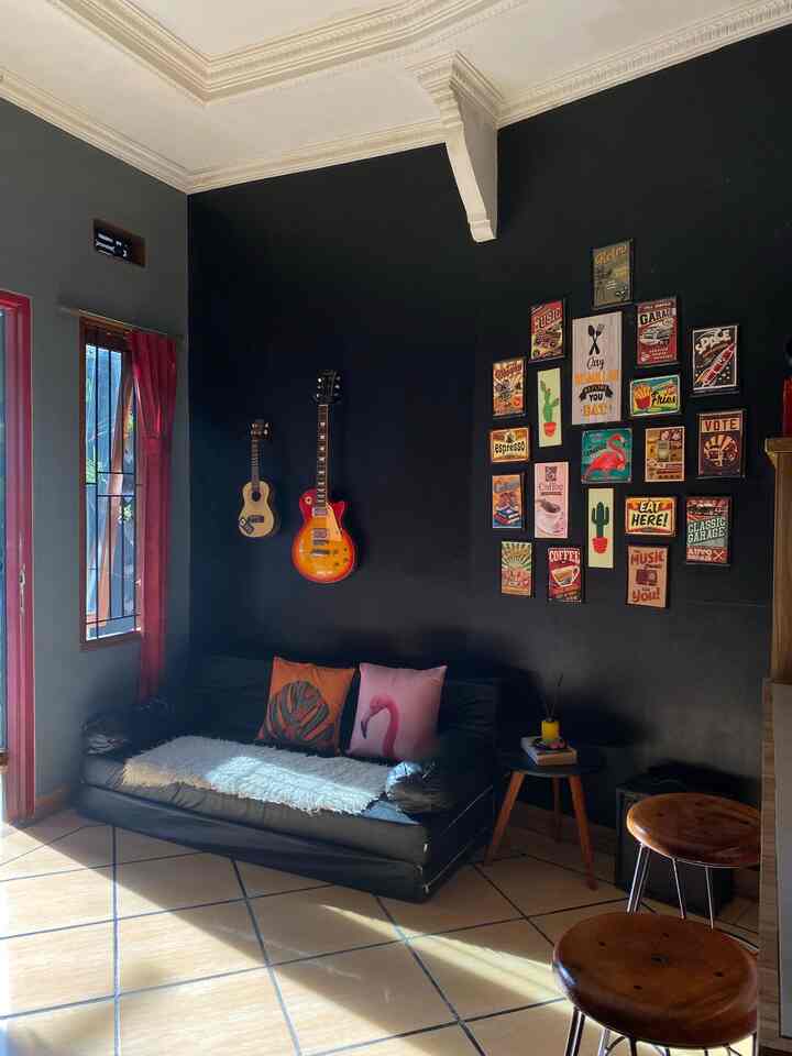 Spot favorit suami sambil nostalgia dengan gitar bassnya 

#sudutfavorit
#ruanglatihan 
#Catrumah
#sofabed 
#warnacatrumah 