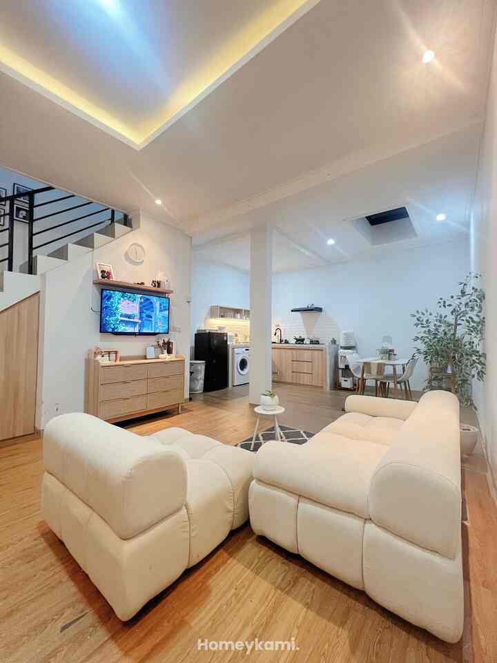 Awalnya rumah ini dengan sekat di area backyard nya, namun karna dirasa sempit kami memutuskan untuk bobok tembok belakang dan kami buat open plan seperti ini 🥰

Gimana menurut tetangga online, suka dengan konsep open plan seperti ini?🥰


#sofapinterest #karpetmaroc #potterakotaputih #mejabulatkecil #potbola #minihousetour #ceritarumahku #perjalananrumah