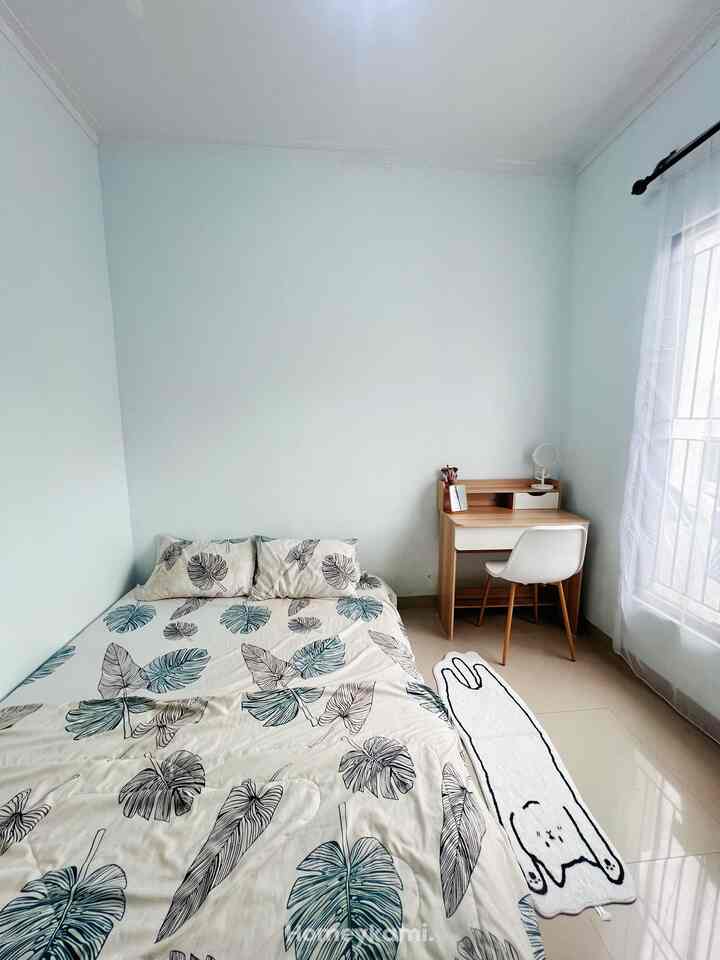 Berhubung kamar ini super mini bahkan gak sampe 3x3m, kami fungsikan meja kerja ini sekaligus meja rias 😂
Kedepannya kami akan menambah dipan nya agar terkesan lebih nyaman🥰


#kesetkucing #workingdesk #vitraseputih #kacaaesthetic #workingspace #minibedroom  #inspirasikamarkecil #rumahmungil #ceritarumahku