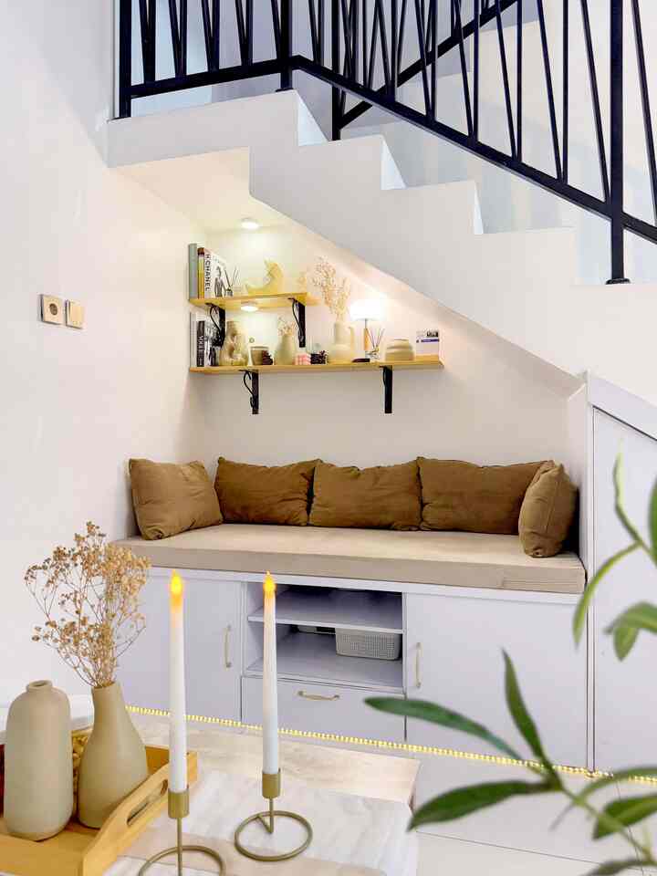 🔆 Home Transformation 🔆

Februari 2019 aku pertama kali menempati rumah ini, masih polosan minim furniture karena budgetnya sudah terkuras untuk pembangunannya.
Perlahan kami mulai mengisinya dengan barang elektronik yang memang dibutuhkan dan furniture dengan harga yang murah meriah.
Bawah tangga ini dulunya spot meja tv, tapi karena anakku ternyata ADHD dan harus puasa screentime selama terapi, jadi TVnya disimpan, tersisa mejanya saja dengan mainan-mainan edukasi yang pastinya selalu berantakan setiap harinya.
Dapurku juga dulunya masih menggunakan kompor gas biasa yang ditaruh di atas lemari besi yang sekarang sudah dimodif dengan cat putih dan pintu penutup supaya tidak terlihat berantakan. Dulu, perabotan warna-warni terpampang jelas sekali di dapur, kalau sekarang barang warna warni gonjreng semuanya harus ngumpet, yang ternyata bisa bikin mood lebih baik 😌
Dulu, aku denial, aku yakin banget bisa berkebun di taman belakang, memetik sayuran hasil tanam sendiri, padahal ternyata taman belakangku kurang sinar matahari dan lembab sekali, kemudian lama-lama malah jadi seperti hutan karena tanamannya tidak beraturan dan kotor cipratan tanah setiap hujan. Pemilihan warna cat di taman ini juga bikin tamannya agak gelap. Sekarang taman belakangku sudah jadi taman kering yang lebih bersih dan terang 🔆

Punya rumah itu gak selalu bisa langsung bisa mengisinya dengan apa yang kita mau, aku; butuh 6 tahun lebih untuk menjadikan rumah ini senyaman dan secantik yang aku mau, meski memang belum maksimal karena budgetnya terbatas.
Gapapa pelan-pelan, asal kamu menikmati setiap prosesnya, dan semuanya akan menjadi cerita sendiri di kemudian hari 🫶🏻🌸


#rumahminimalis
#beforeafter
#kitchen
#backyard
#BawahTangga
#LemariBawahTangga
#Bench
#Taman
#DapurCantik
#MiniHouseTour
#CeritaRumahku
#PerjalananRumah
