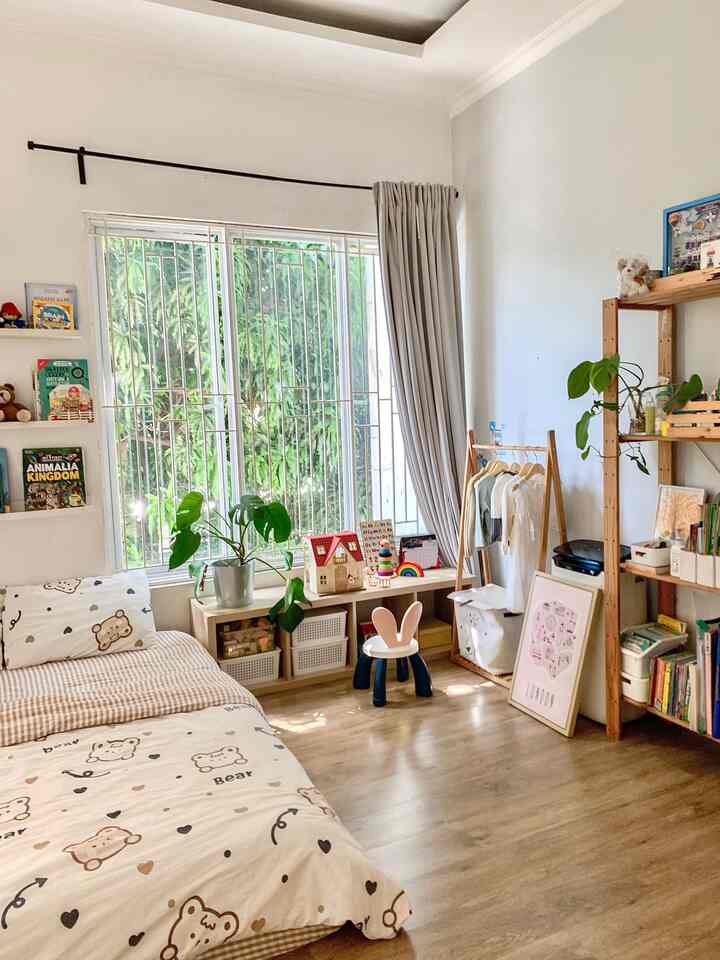 Renovasi Rumah Second Minim Budget✨

Ini adalah rumah second yang kami beli tahun 2018. Dari awal mencari rumah memang sudah fokus cari rumah bekas di area cluster. Kenapa ga rumah baru aja si? Mikirnya saat itu saya ingin tinggal di lingkungan yang sudah ter-manage dengan baik, sudah ada organisasi masyarakatnya mulai dari RW, RT, club pengajian, seksi keamanan, seksi kebersihan, tukang galon keliling, tukang bakso keliling hehe.. daaan minim renovasi untuk menghemat budget. Renovasi hanya membongkar 1 pagar lantai bawah agar terbentuk open space, pemasangan spc seperti di kamar anak perempuan saya ini, pembuatan rooftop untuk area laundry dan mini garden. Budget renov sekitar 250jt, dengan perhitungan jangan sampai melebihi nulai jual rumah saat ini. 

#CatRumah #LantaiKamarAnak #KamarAnakPerempuan #Rakbuku #Playroom #LemariAnak #MiniHouseTour #CeritaRumahku #PerjalananRumah 
