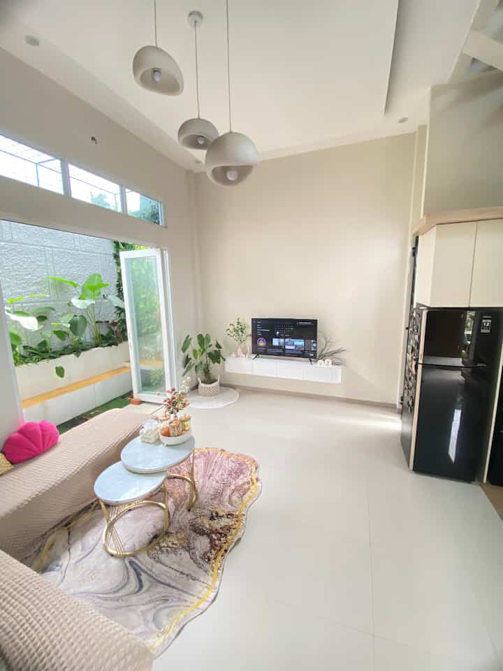 Slide 1–3 spot ruangan yg paling dibanggakan yaitu area living room yg berdekatan dg taman mini indoor, vertical garden artificial hasil DIY membuat area ini tropis dan terasa healing setiap hari 
Serta area tangga melayang meski belum di railing membuat sudut rumah ini terasa unik

Slide 4 yakni sudut yg paling bikin betah, yesss..
Bedroom sederhana ini tempat dimana kami istirahat setelah seharian melakukan aktivitas 

Slide 5-6 living room and kitchen yakni ruang openspace paling fungsional yg sering kami habiskan waktu selama dirumah, nonton netflix hingga baca buku atau sekedar memantau anak bermain meski sambil memasak dalam satu area

Slide 7-8 project DIY Deiraa house 
Dengan sentuhan hasil diy di beberapa area ini seperti Vertical garden artifisial and hiasan dinding dari place mate membuat ruangan semakin cozy berwarna dan nampak estetik 

Slide 9-10
Fasad Rumah dengan gaya minimalis modern membuat gagah meski di lingkungan yg masih asri akan tanaman hijaunya
Pagar design minimalis meski belum finishing 100%..
Dengan berawal membeli tanah kosong rumah ini berhasil kami bangun dalam waktu 6bulan, Maret-Agustus 2024 (lantai 2 blm finishing), tp 2025 satu persatu ruangan di lantai 2 sudah finishing meski baru 80%
Semangat bertumbuh Deiraa House✨
Semoga selalu membawa keberkahan untuk kami sekeluarga 🥰🫶🏻✨

#WarnaCatRumah #SofaMinimalis #MiniHouseTour #CeritaRumahku #CatRumahMinimalis #PerjalananRumah #DeiraaHouse