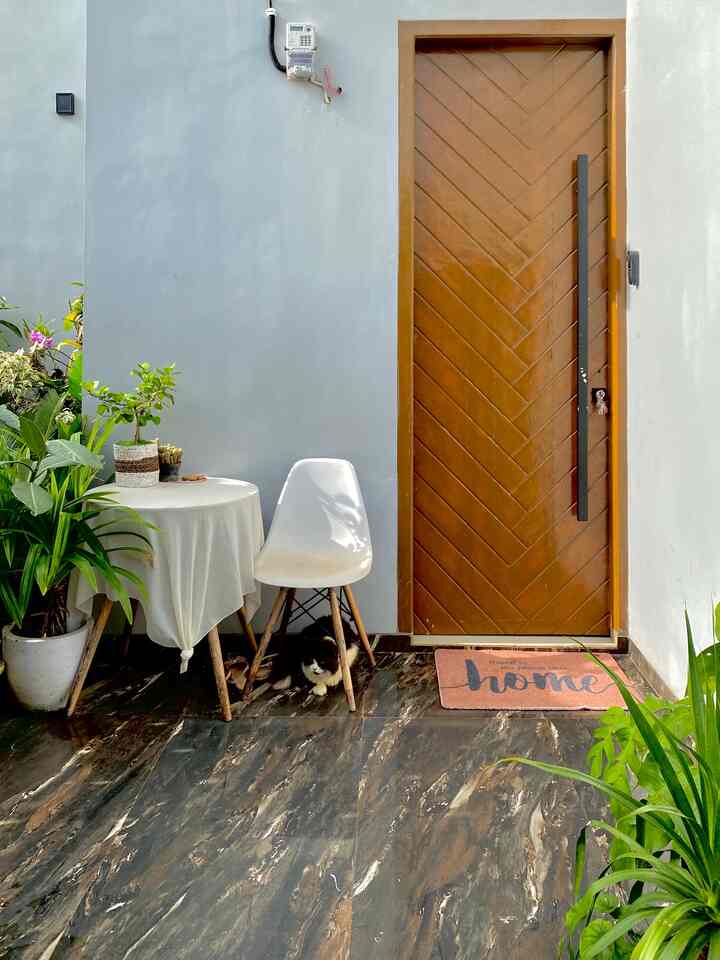 Mini teras di deiraa house hanya berukuran 2 x 1,5m 
Karena saya sangat cinta tanaman tentu area ini area yg wajib saya tambahkan tanaman hijau agar telihat asri meski di lahan yg terbatas
Dengan design atap seperti ini tentu saja masih terkena tampias ya saat hujan tiba 

#TerasMinimalis #TerasRumah #WarnaCatRumah #FasadRumah #DeiraaHouse #MinimalisModern #DesignRumah
