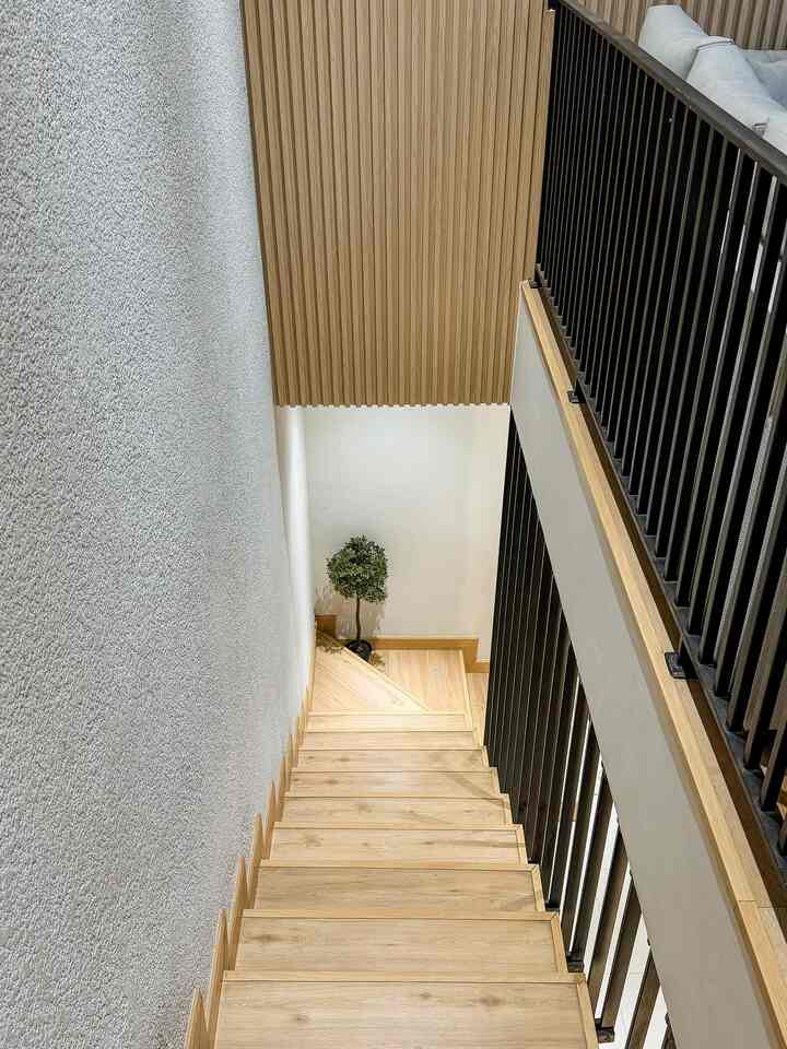 Salah satu sudut favoritku dirumah adalah area tangga ini, kecil tapi bikin nyaman. Tone warna yang kami pilih untuk area ini sama seperti di area living. Unsur kayu pada wallpanel dan lantai membuat area ini terasa hangat dan natural, untuk cat dinding kami menggunakan warna terang agar bisa memberikan efek ruangan yang luas, dicat dengan teknik kamprot gosok biar ga plain.

#AreaTangga #LantaiSPC #WarnaCat #DesainRailing #homeinspo #InspirasiTangga #Wallpanel