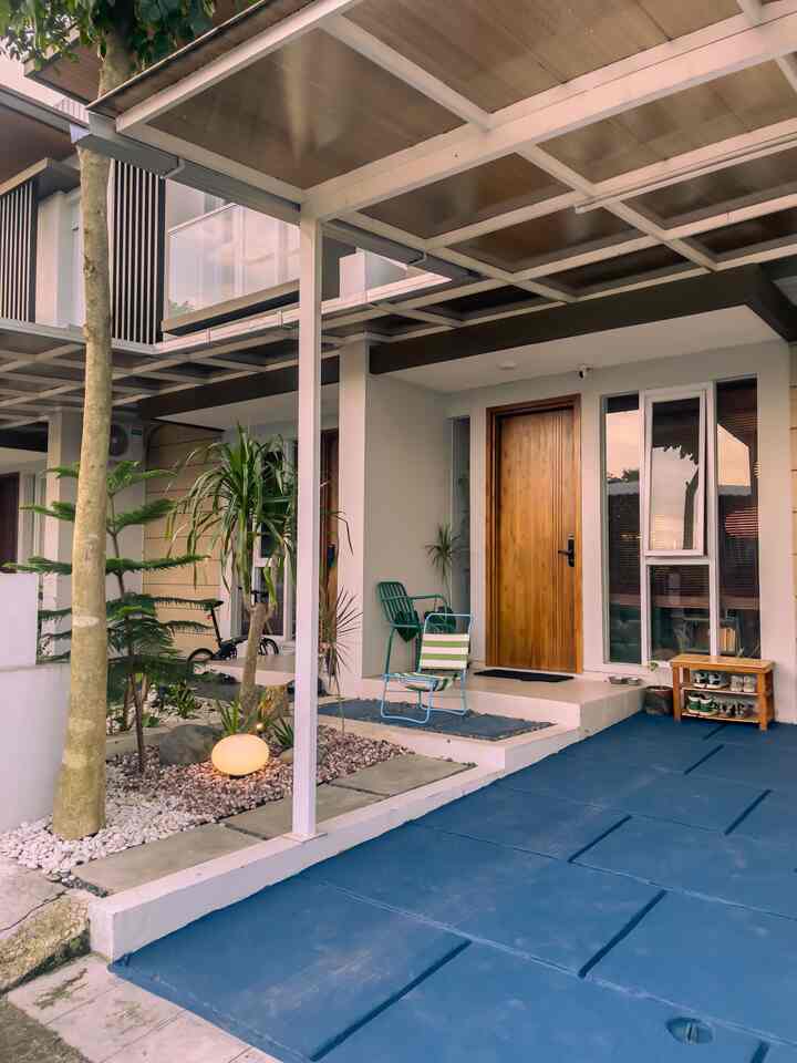 Transformasi Rumah di Tahun ke 3 🏡👫🐈‍⬛🐈

Transformasi yg dilakukan lebih banyak pada dekorasi & interior. Rumah berukuran bangunan 65m yg compact ini adalah hasil jerih usaha kami berdua, ketika merencanakan pernikahan dan saya masih bekerja. Sehingga besar kecilnya sangat kami syukuri..
Perubahan yg paling berasa adalah styling interior, ketika kita mengisi rumah ini secara perlahan tidak terburu buru memilih barang. karena yg selera dan kesukaan bisa berubah.menyesuaikan prioritas kebutuhan, baik yg sifatnya fungsional & dekoratif..
Dari Living room, saya menata rumah sesuai dgn style ala Bauhaus dan gaya midcentury modern. Terlihat sofa-sofa pendek, meja dan kursi berkaki stainless, serta furnitur berbahan dominan kayu atau berwarna kayu.
Area Kitchen & Dinning room dominan warna kayu, terlihat dr pintu sliding motif serat kayu berbahan aluminium. Point yg saya suka dr rumah ini adalah lahan compact namun masih bisa menyisakan taman belakang, sehingga tidak berasa sempit dan sumuk.
Walaupun sejauh ini kondisi rumah sudah sesuai dgn apa yg kita inginkan, namun masih pelan-pelan memenuhi kebutuhan lainnya, seperti dipan kasur di kamar utama, merombak kamar anak agar diperbesar dan kedepannya jg ada impian merubah taman belakang lebih cantik lagi.. ikutin terus home journey kita ya teman-teman 🙌😇
#MiniHouseTour #CeritaRumahku #PerjalananRumah #CatCarport #CatOutdoor #KeramikDinding #sliddingdoorkayu #midcenturymodern #bauhausstyle 