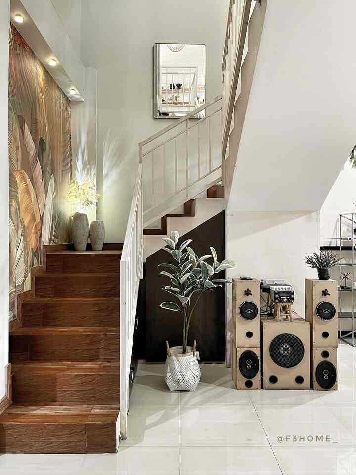 Daerah tangga menuju kelantai 2, walaupun daerah tangga tetap kita dekor biar kelihatan lebih estetik.

#tanggarumah #catrumahmimalis #warnacatrumah #catluarrumah #warnacatruangtamu #wallpaperdinding #wallpaperestetik #cat #minihousetour #ceritarumahku 
