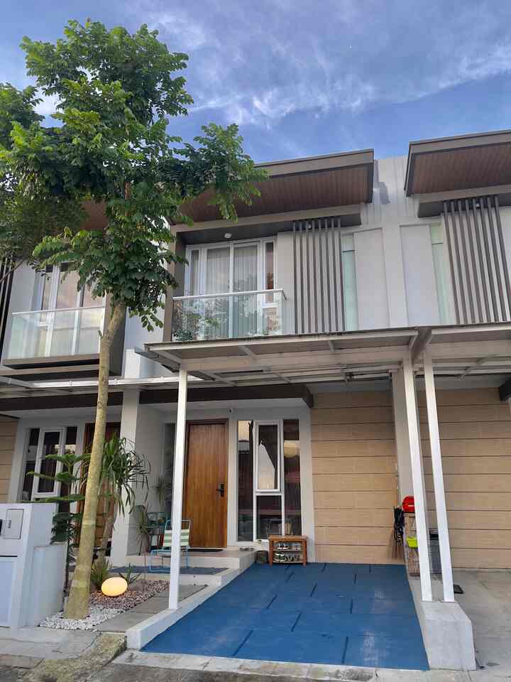 Update foto wajah baru di Fasad @first21.haus🏡
.
Awalnya gara-gara kami melihat tetangga ketika lebaran mengecat halaman carport jadi tampak lebih bersih seperti carport baru. ternyata yg dipakai cat outdoor / cat lapangan (propan tennokote). Kebetulan pilihan waranya banyak, lalu iseng ingin warna abu kebiruan dan adanya dark blue..
Ternyata menarik juga, selain tampilan jd bersih dan baru, rasanya seperti dapet suasana baru juga di fasad ini 🤭. Maaf jika ada bekas ban mobil ya, kebetulan kami masih menunggu 24 untuk bisa terkena air. Jd klo sdh benar-benar kering baru kita siram air supaya bekas ban mobil hilang.
Semoga bermanfaat yaa 🥳
#IdeFasad #IdeCarport #CatCarport #Catlapangan #tamanfasad #midcenturyvibes #idetamanfasad #PandanBali #Dracaena #beforeafterfasad