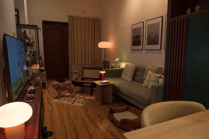 Slide 1 — Bagian rumah yang paling dibanggakan
Ini adalah bagian rumah yang paling kita suka, karena banyak banget adjustment di sini. Dari mulai dulu tanpa sofa, tanpa meja tv, tanpa dekorasi, sekarang semakin terisi dan bahkan hampir penuh.😂 Hasil nabung dan DIY membuahkan hasil ya.

Slide 2 — Sudut yang bikin betah
POV duduk di sofa ujung kanan kaya gini nih, bisa sambil liat tv sekaligus liat sisi dapur. Nonton, main game, sambil liatin suami/istri yang lagi di dapur, sambil ngobrol, hmm..nyaman banget deh.😁

Slide 3 & 4 — Area fungsional
Ruang kerja dan dapur/ruang makan jadi tempat yang paling sering kita pakai dan paling berguna. Ruang kerja buat kita wfh, dan dapur buat kita masak, geser sedikit langsung meja makan.

Slide 5, 6, & 7 — Before-After & Progress
Akhirnya ketemu juga sedikit foto waktu dulu renovasi. Jadi dari awalnya ada sekat di tengah, kita bongkar jadi open space. Kerasa langsung lega banget. Tapi ada problem nih, ternyata acian area dapur lama banget keringnya. Karena terpaksa dapur harus masuk, jadi kita nekad deh tutup pakai cat epoxy. Puji Tuhan sampai hari ini ga ada masalah. Dan ruang kerja awalnya polos, sekarang udah lebih proper. Tambah betah buat wfh.

#sofaminimalis #mejatv #catruangkeluarga #lampulantai #coverbantal #minihousetour #ceritarumahku #perjalananrumah