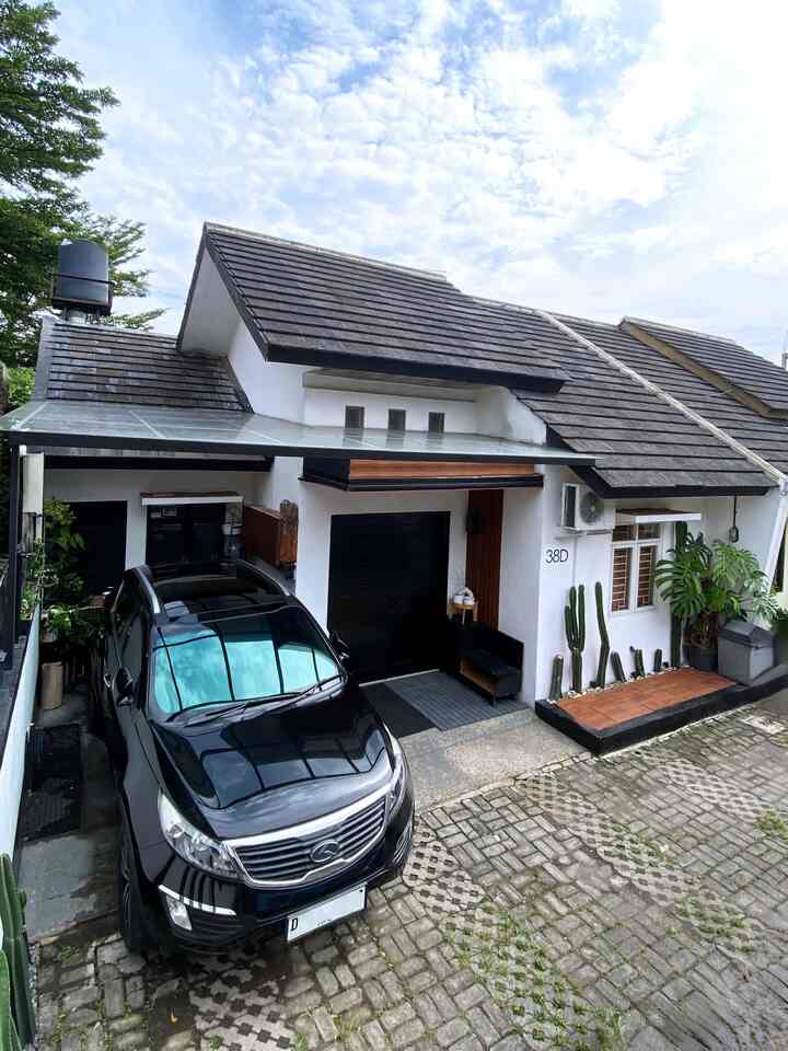 —— Story of Lolla House

Rumah mungil ini kami namai #lollahouse, Lolla House itu sebenarnya nama panggilan anak kami, Ello dan Lula. 

Kami jatuh cinta dengan rumah mungil ini dari tahun 2016, karena designnya yang unik, beda dari cluster lain, lingkungan dan juga karena budget waktu itu tentunya. 😆

Karena kami juga cita-cita ingin punya #LollaHouse2.0, jadi rumah bawaan developer ini, sedikit demi sedikit kami renovasi dan makeover lowbudget saja. Karena PRnya seharga beli rumah baru kalau di renovasi total.😆

Kalau mau tau cerita lengkapnya, boleh diintip ke Hometour kita yaa..

https://i.ohouse.com/2EYki8Ge

Semoga menginspirasi 😍🖤🤎🤍

#KanopiKaca #Kanopirumah #LampuPlafon #Storage #KabinetTV #KitchenSetMinimalis
#SofaMinimalis #KeramikKamarMandi 
#PlavonPVC #PintuKamarMandi 
#CatRumahMinimalis #WarnaCatRumah
#CatExterior #Wallbattendinding #Ambalandinding #KamarMandi #Fasad #KamarTidur #DapurMungil #MiniHouseTour #CeritaRumahku #InspirasiRumah #PerjalananRumah