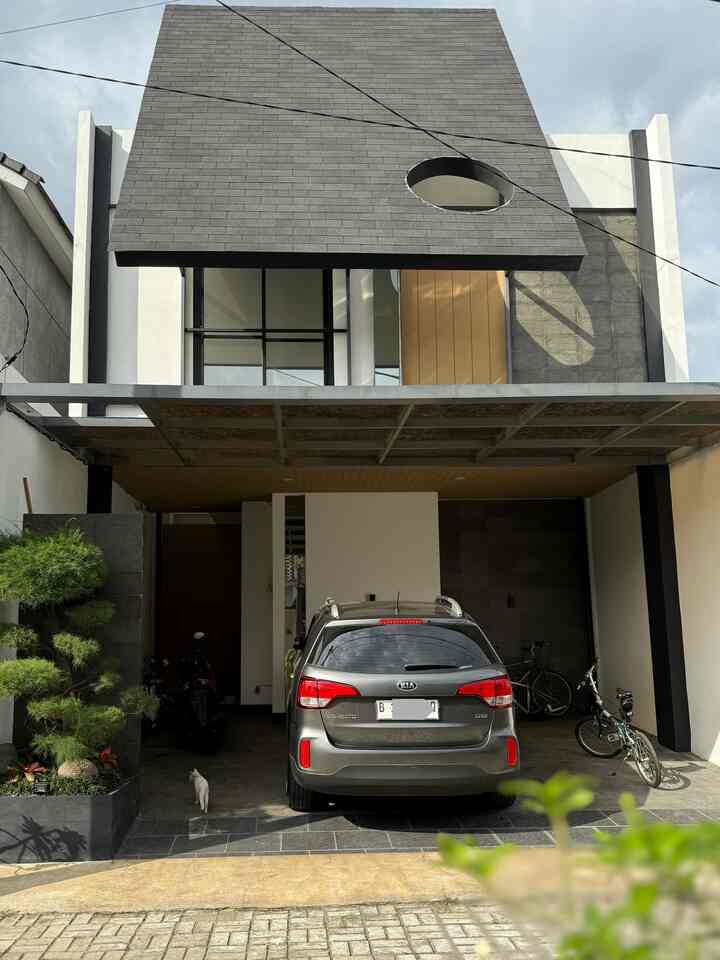Rumah Ini Gak Pernah Nyalain Lampu di Siang Hari

Dari awal, rumah ini memang dirancang biar terang alami. Hasilnya? Dari pagi sampai sore, semua ruangan cukup cahaya tanpa perlu lampu. Dekorasinya juga disesuaikan simple, bersih, dan nyaman buat ditinggali. Yuk intip beberapa sudutnya:

1. Bagian depan rumah ini tampil simpel tapi tetap berkarakter. Elemen dekoratif conwood di plafon carport sama di dinding fasad dipadukan dengan dinding batu alam, bikin tampilan fasad lebih hangat dan natural. Desainnya simpel tapi tetap standout, dengan garis tegas dan elemen geometris yang bikin karakter rumah makin kuat.

2. Living room yang menyatu sama area makan dan dapur ini jadi spot paling hidup. Kombinasi warna kayu, hanging lamp, dan sentuhan tanaman bikin suasana homey tanpa banyak dekor.

3. Koridor di lantai atas ini bukan cuma jalur ke kamar, tapi juga area terang yang bikin rumah terasa lega dan rapi. Plafon conwood dan lantai senada bikin kesan hangat tetap terjaga.

4. Kamar mandi ini tampil simpel tapi punya karakter. Dinding roster nggak cuma jadi elemen estetika, tapi juga bantu sirkulasi cahaya dan udara bikin ruang basah tetap terang dan nggak pengap.

5. Kamar tidur utama dengan sentuhan alam lewat wallmural motif daun dan lampu rotan gantung. Jendela besar bikin cahaya pagi langsung masuk, jadi spot tenang buat mulai hari.

#MiniHouseTour
#CeritaRumahku
#PerjalananRumah
#TransformasiTempatTinggal #BatuAlam
#PlafonConwood #RosterMinimalis #CatPutih #MuralDinding #LampuGantungRotan #DesainJapandi
