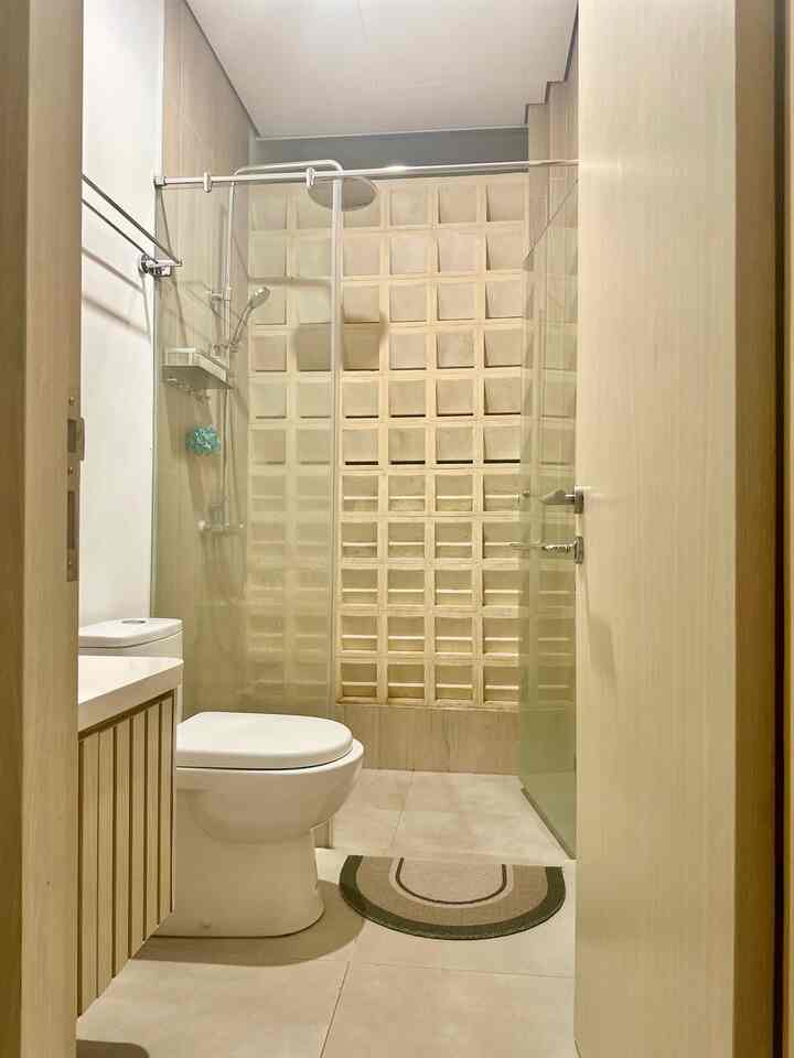 Biar kecil, tapi tetap nyaman. Kamar mandi ini pakai kombinasi warna natural dan elemen kayu supaya terasa hangat dan bersih. Plus, dinding roster di area shower agar cahaya alami bisa masuk, jadi nggak pengap meski tanpa jendela besar.

#KamarMandiMinimalis #BathroomInspo #DesainInterior #KamarMandiEstetik #NaturalLook #RosterWall #HomeIdeas #RumahMinimalis #BathroomDesign #WastafelPutih 