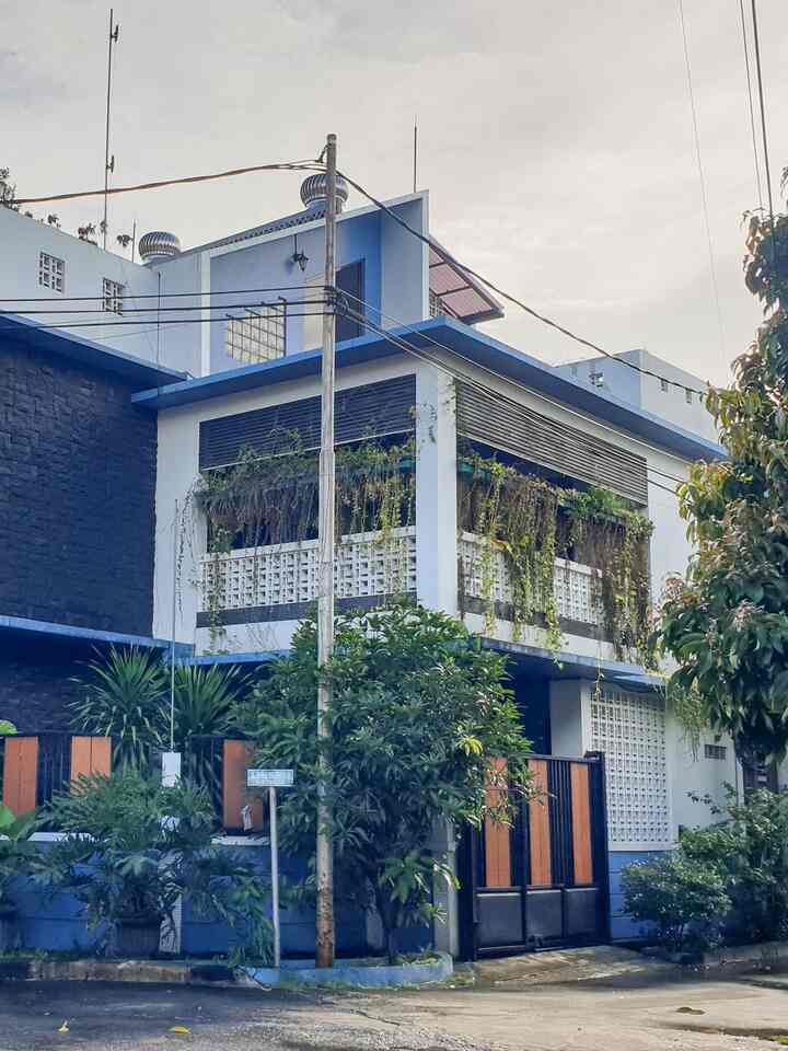 rumah ini terakhir di renovasi besar akhir tahun 2020-an. mulai kami tempati lagi di awal 2021. fasad saat ini menurut ibok jadi ikon rumah.inoy banget 😁. dulu ibok yg minta paksu agar di atas teras lantai dasar dibuat balkon lantai atas, agar dapat memanfaatkan atap teras lantai dasar. skrg balkon itu termanfaatkan untuk area duduk dan bertanam.

area livingroom yg menyatu dgn mini pantry pada slide 2, merupakan perwujudan keinginan ibok yg pengen punya area open plan. 

dapur utama ini akhirnya bisa dibuat lebih luas (slide 3), setelah sebelumnya hanya berupa dapur kecil semacam gang senggol 😅

yg paling bikin ibok happy dari hasil renovasi terakhir ini adalah, bisa punya rooftop yg kami peruntukkan jadi area bertanam. slide 4 area taman kering kaktus sedang slide 5 area kebon buah tabulampot 😍🤗


#MiniHouseTour
#CeritaRumahku
#PerjalananRumah
#Fasad #warnarumah #Cat #WarnaCatRumah #PlafonGypsum #KitchenSetMinimalis #SofaMinimalis #sofakulit #Rooftop