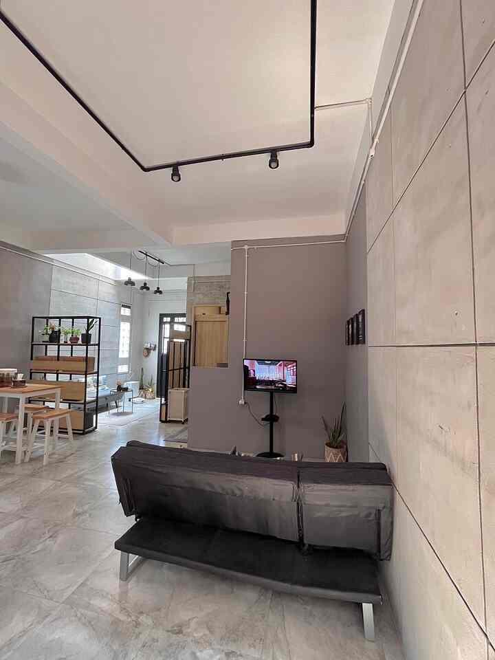 Aku percaya bahwa setiap rumah berproses , sesuai dengan budget dan selera pemilik nya 

Seperti yang terlihat di foto untuk ruang menonton televisi , tadi nya hanya sofa dan karpet saja, lalu dirubah menjadi tempat nonton tv dengan penambahan standing bracket tv dan ini sangat simpel  dan membuat ruangan tetap terlihat luas 

Lalu living room lantai 2, dari awal memang akan di letakan sofa tapi baru bisa beli di akhir tahun 2024, jadi tadi nya diletakan meja kerja karena uda ada rejeki baru deh sofa nya dipasang

Dan kamar lantai 1 , Alhamdulillah ada rejeki ganti lantai dengan lantai SPC , suasana kamar jadi tambah warm dan juga perubahan warna cat dinding menjadi kamar jadi lebih nyaman

Karena semua butuh  proses itulah seni nya punya rumah 🥰

#livingroom #ruangtelevisi #kamartidur #inspirasirumah #minihousetour #ceritarumahku #perjalananrumah