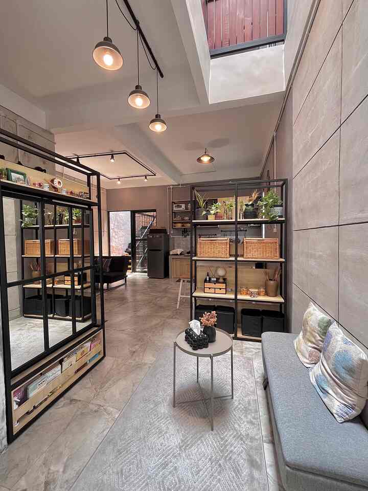 Hai semoga ga bosen ama rumah ini yak, ini adalah rumah open space yang berkonsep industrial 

#rumahindustrial #industrialdesign #opensapce #openplan #rumahtanpasekat #rakpartisi #instalasilistrikekspose