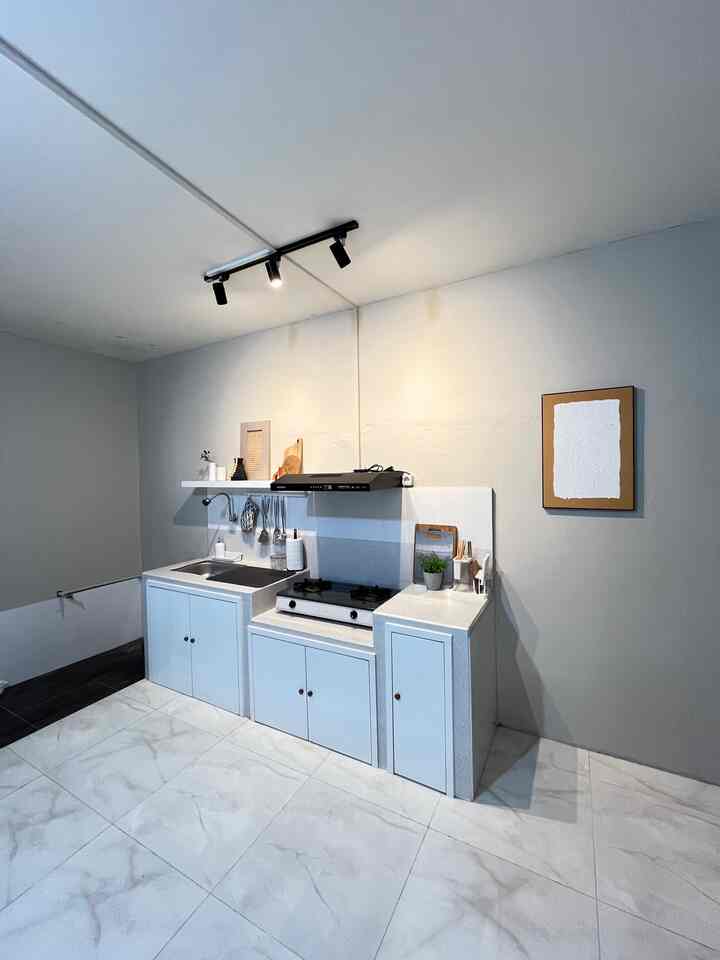 Dapur kotor yang emang paling heboh juga tiap harinya hehe. Dekorasi simple tapi semua kebutuhan ada disini. 
#CatRumah #PintuPlywood #DapurKotor #DapurBasah #KitchenIdea