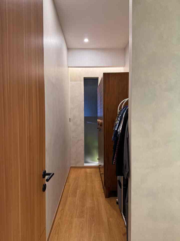 Wardrobe area yang gak terlalu besar ukuran 1.2m x 2.9m tapi cukup untuk 2 lemari. Wardrobe bukan hanya tempat menyimpan pakaian, tapi juga sebagai tempat pilihan. Karena pilihan adalah cerita, setiap warna adalah emosi. Apa yang akan Kami kenakan hari ini?

#inspirasiwardrobe #lemaripakaian #kamarutama #lantaikamar #cat #catrumah #dipanminimalis