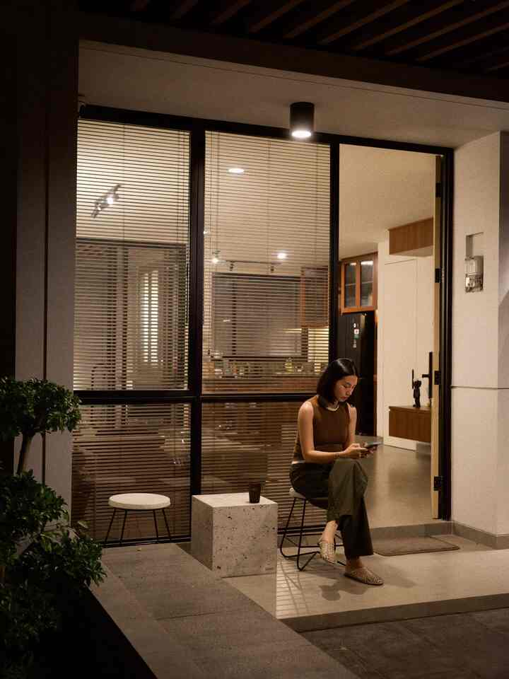 tampak depan saat malam hari

saat malam hari, kami berdua cukup sering menghabiskan waktu duduk berdua di area depan. biasanya ngobrol sambil menikmati udara yang segar. apalagi ketika hujan turun, paling pas ditemani dengan teh hangat.

#fasadrumah
#rumahtampakdepan
#fasadminimalis
#lamputerasdepan
#woodenblind
