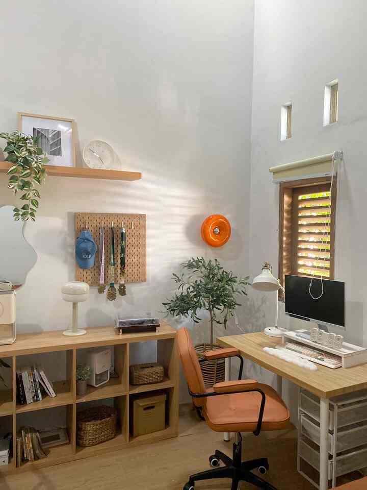 New spot di rumah ini yaitu working space
Luas ruangan ini 3,5 m x 3 m. Aku dekorasi ruangan ini masih dengan tema yg sama yaitu white and wood. Aku tambahkan lampu dinding(donat lamp) warna orange agar memberikan kesan pop up dan tidak monoton
Selain itu area ruang kerja dengan menghadap ke jendela menjadi lebih relax and fresh 

#workingspace #mejakerja #workspace #ruangkerja #inspirasimejakerja #dekorasiruangbelajar #dekorasimejakerja