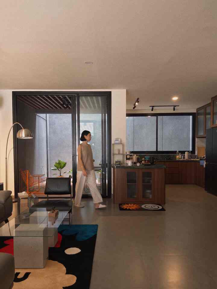 proses renovasi rumah kami ini sungguh sebuah perjalanan yang menyenangkan dan memuaskan. bersyukur kami dipertemukan dengan orang-orang baik yang akhirnya bisa membantu untuk mewujudkan rumah impian kami.

dari seluruh ruangan di rumah, sudut favorit saya tentunya adalah area dapur yang menyatu dengan dining table. terlebih dengan mengusung konsep open space yang memang sudah kami inginkan dari sebelum memiliki rumah ini.

bagi teman-teman yang sedang menjalani proses renovasi rumah, semoga segalanya dilancarkan terus ya!

#loungechair
#lantaiestetik
#lampuestetik
#minihousetour
#ceritarumahku
#perjalananrumah