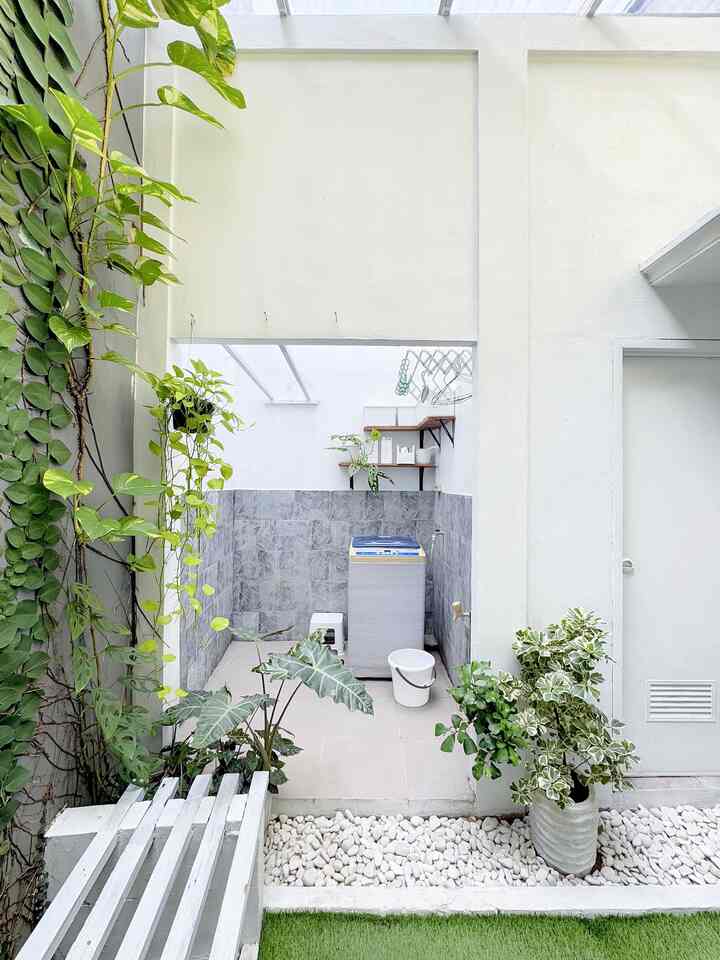 🔆 Small changes, big impact 🔆

Perubahan laundry roomku ini sebenarnya tidak terlalu besar-besaran, tapi ternyata langsung beda banget vibesnya.
Hanya ganti cat tembok menjadi putih seluruhnya dan menambahkan box-box putih sebagai penyimpanan barang ternyata berpengaruh cukup besar di laundry room ini.
Dulu nampak lebih gelap dan kurang matching warnanya, sekarang lebih menyatu dengan sekelilingnya jadi tidak mengganggu pandangan mata.

Kadang, kita gak perlu sesuatu hal yang besar untuk memberikan impact yang juga besar, tapi seringkali hanya sesuatu yang sederhana tapi bisa mengubah sesuatu menjadi jauuuhh lebih baik 🔆

#laundryroom
#cattembok
#backyard
#storage
#boxplastik
#mesincuci
#ambalankayu
#outdoor
#smallchanges
#bigimpact
