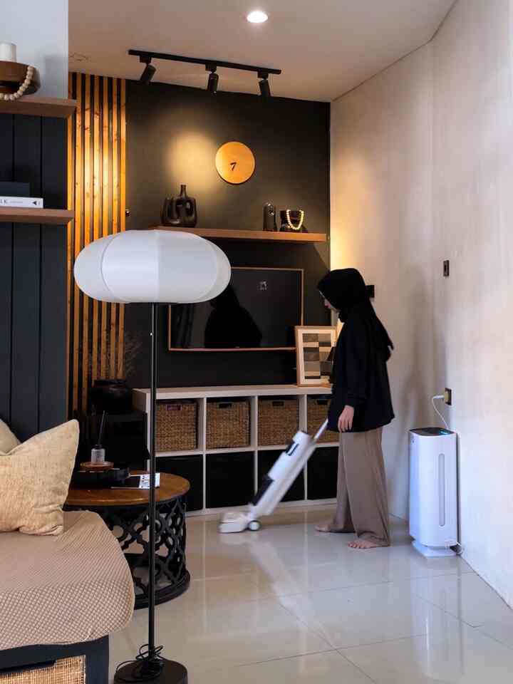 —— Small Living Room

Gara-gara satu bulan ini lagi seneng main AI, jadi hobi beres-beres printilan rumah dan ngurangin barang biar lebih minimalis.

Tapi yang bikin makin parahnya, malah jadi pengen ubah konsep, ganti furniture dan renov tipis-tipis 😆

Nah, Kalau menurut tetangga O!House, biar ruangan ini keliatan lebih minimalis, apa ya yang mesti di ubah?

Semoga menginspirasi 🥰🖤

#wallbatten #ambalan #standinglamp #catdinding #granitlantai #rakstorage #coffeetable #cushioncover #ruangtamu #ruangkeluarga #ruangtv #livingroom #livingroominspo #smallhouse #smalllivingroom #inspirasirumah #lollahouse #rumahdeveloper #rumahmungil