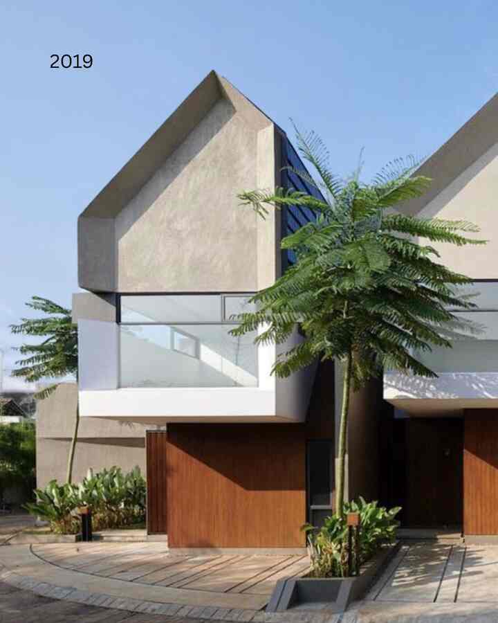 Cerita transformasi tempat tinggalku adalah perubahan pada struktur bangunan (rooftop) dan penambahan pagar. 

Bentuk rumah di cluster kami adalah tipe yang tidak ada pagar. Tapi karena kami memelihara anjing maka tidak mungkin rumah dibiarkan terbuka tanpa pagar.

Renovasi cukup besar di lakukan di 2021 akhir, dengan penambahan lantai 2 yang menembus ruang fitness, penambahan rooftop, dan laundry room.

Di tahun 2025 awal kami menambahkan tinggi pada pagar kami karena anjing kami (husky) bisa melompati pagar … hehe

Before 2019 (fasad dan bentuk bawaan asli developer) 
After 2025 (pagar sudah ditinggikan dan penambahan taman kaktus)

#MiniHouseTour #CeritaRumahku #PerjalananRumah #whiteexterior #catwarnapasir #dessertgarden #pagarminimalis 