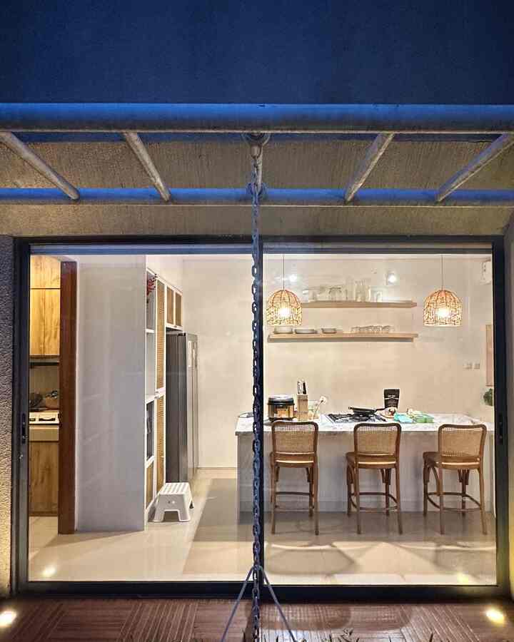 Penampakan Dapur Pagi dari Luar

Masih gelap, seisi rumah belum bangun. Tapi aku udah standby di dapur sejak subuh, siap masak bekal anak-anak.

Roll curtain udah terbuka dan dari luar kelihatan deh aku lagi sibuk memasak.

Dom, anjing kesayangan, duduk manis di luar nemenin. Kayaknya dia juga penasaran menu hari ini apa.

Dapur open space ini jadi panggung pagi hari—aksi masakku bisa ditonton langsung dari luar rumah!

#openspacekitchen #kitchenisland #whitekitchen #slidingdoor #lampurotan #dapurputih #whitekitchen #whitestool