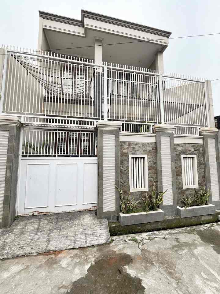 Aku pilih gaya minimalis modern dengan sentuhan alami karena ingin rumah yg simple, elegan, tapi tetap terasa hangat.
Biar minimalis tapi tidak kaku, aku pakai kombinasi material yang bikin fasad tetap hidup.
- Dinding berwarna cat abu-abu + aksen batu alam biar ada tekstur dan tidak monoton.
- Jendela kaca besar supaya sinar matahari bisa masuk maksimal, bikin suasana lebih cerah.
- Pagar besi minimalis warna putih buat kontras yang tetap stylish dan modern.

#pagarrumah #pagarrumahminimalis #warnacatpagar #plavonpvc #catrumah #kursiteras #inspirasifasad #stylefasad #fasadrumah