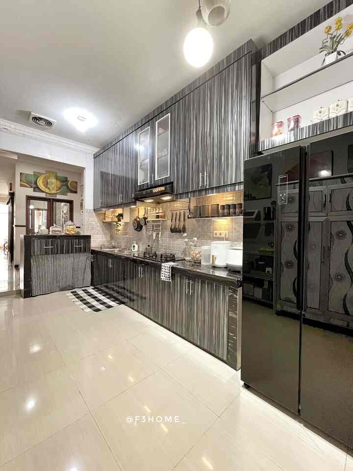 Dapur kotor dengan tema serba hitam membuat dapur ini sangat spesial.
Untuk kitchen set ini aku memilih HPL berwarna hitam agar memberikan kesan ganteng dan tidak mudah kotor.

#mejamakanminimalis #kitchenset #kitchenminimalis #backsplashkitchen #dapurminimalis #dapursegaris #dapurmodern #dapurmungil #makeoverdapur #stylingdapur #dapurimpian 