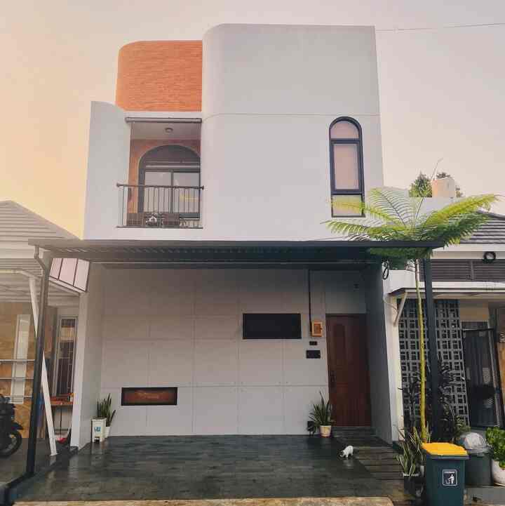 Selamat Datang di Casa Dineshcara 🤎
Rumah ini dulunya hanya satu lantai, sederhana tapi penuh kenangan.
Sekarang alhamdulillah sudah jadi dua tingkat—dibangun pelan-pelan dengan harapan besar: supaya keluarga bisa datang kapan saja, pulang tanpa rasa sempit, dan selalu merasa nyaman.

Tiap sudutnya dirancang bukan cuma untuk ditinggali, tapi untuk jadi tempat pulang yang hangat.
Fasadnya bergaya minimalis sederhana dengan detail lengkung disudutnya sebagai pemanis , bertujuan untuk memudahkan maintenance fasad kedepannya dan modelnya yang tak lekang oleh waktu, bagi kami—Casa Dineshcara ini penuh cinta dan ruang untuk tumbuh bersama.

#catrumah #solobium #lampuled #penutupmeteran #InspirasiFasad #Stylefasad #FasadRumah
