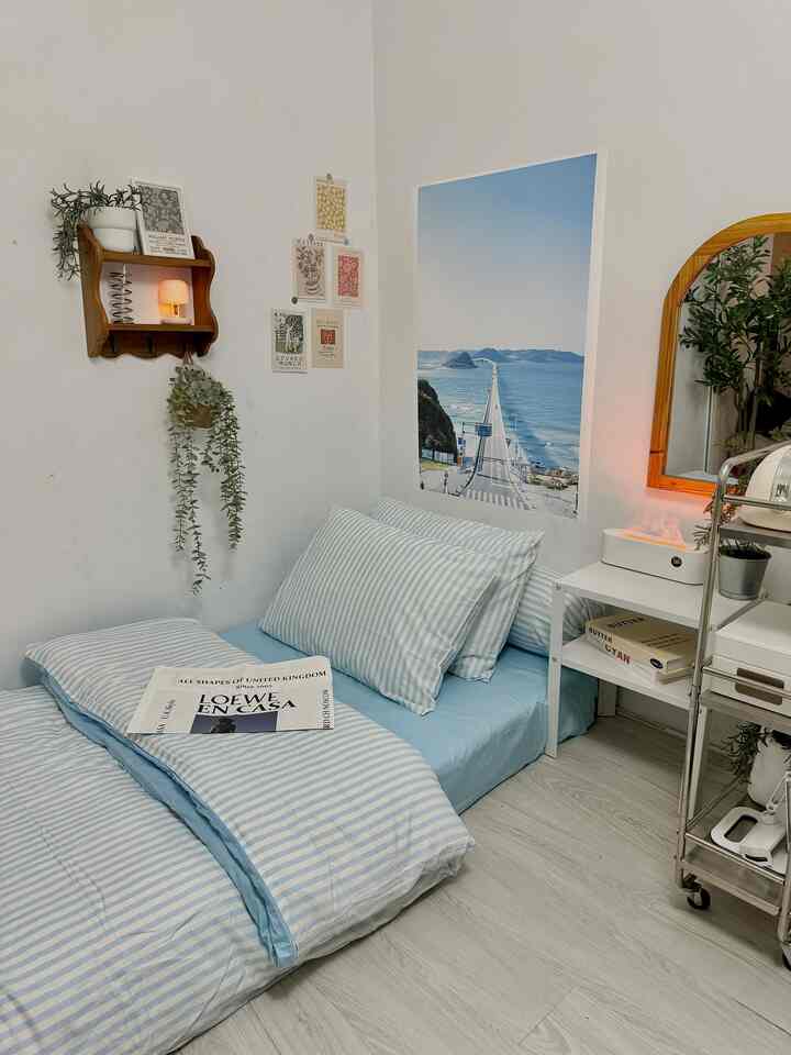  ⁠kamar mungil ini menjadi lebih cozy dengan lantai vinyl berwarna putih dengan motif serat kayu ,  meskipun tanpa divan kamar ini begitu nyaman buatku dengan sprei dan bedcover berwarna cerah kamar mungil terlihat lebih luas🛌
#catkamar #lantaikamar #StyleBedroom #Bedroom #inspirasibedroom #koreanbedroom