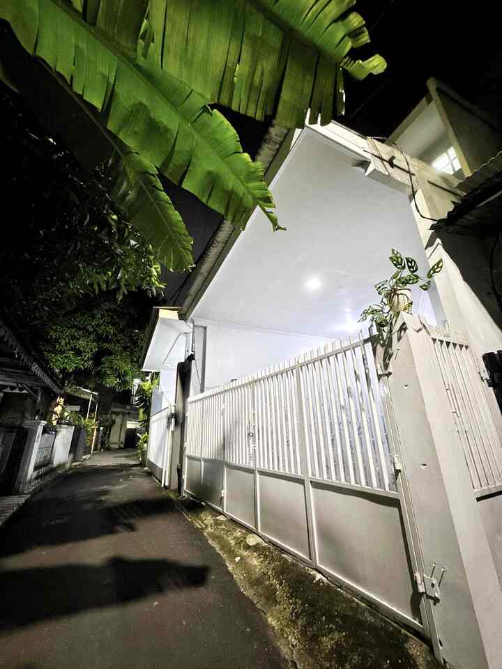 🎀 Fasad Versi Malam 🎀

Fasad sangat minimalis dengan cat full white sampai ke pagar supaya terkesan clean dan lebih lega.
Setelah mengubah cat jadi full white begini, sekarang aku lebih sering mematikan lampu utama ketika malam hari, karena ternyata masih cukup terang karna cat putih, lampu penerangan jalan, cahaya dari living room, dan sentuhan kecil lampu kuning untuk menyorot nomor rumah, jaga-jaga ada kurir paket yang mencari, ehehehe 😂
Dari depan rumah ini terlihat hanya satu lantai, karena rumahku ini mezzanine tanpa balkon luar, dan plafon depan full sampai atas pagar, jadi tingkat duanya hanya terlihat dari samping.
Meski di dalam gang sempit, sebisa mungkin aku ingin membuat rumah ini nyaman dan cantik untuk ditinggali bersama keluarga kecilku 🩵

#FasadMinimalis
#CatRumah
#FullWhite
#PlafonGypsum
#AtapAsbes
#PagarBesi
#PagarPutih
#PagarLipat
#LampuHias
#NightVibe
#InspirasiFasad
#StyleFasad
#FasadRumah