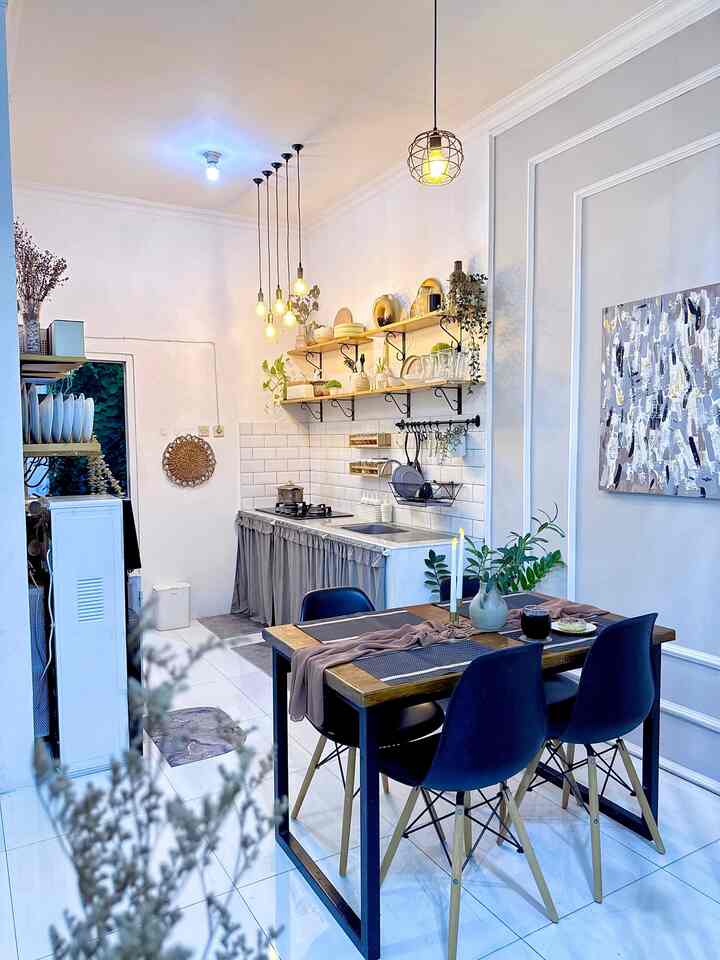 🎀 Kitchen and Dining Styling 🎀

Kuncianku untuk menata dapur dan meja makan adalah keselarasan warna.
Berhubung dapur dan ruang makanku menyatu, jadi menurutku keserasian warna antara 2 ruangan ini akan sangat berpengaruh pada suasana yang diciptakan.
Untuk dapur dan ruang makanku, warna intinya adalah abu-hitam-putih-coklat, diberi sedikit sentuhan warna pastel di pajangan dan beberapa tanaman hijau artifisial untuk menghidupkan suasana.
Untuk barang dengan warna yang kurang serasi, aku masukkan ke dalam lemari atau kolong meja dapur supaya tidak mengganggu pandangan mata.
Tidak melulu harus barang mewah untuk menciptakan dekorasi yang cantik, asal kita pintar-pintar memadupadankan barang yang low budget tapi tetap serasi ✨

#DapurMinimalis
#DapurCantik
#MejaMakanKayu
#KursiAesthetic
#Backsplash
#KomporTanam
#TaplakMeja
#LantaiGranit
#DekorasiCantik
#MakeOverDapur
#StylingDapur
#DapurImpian