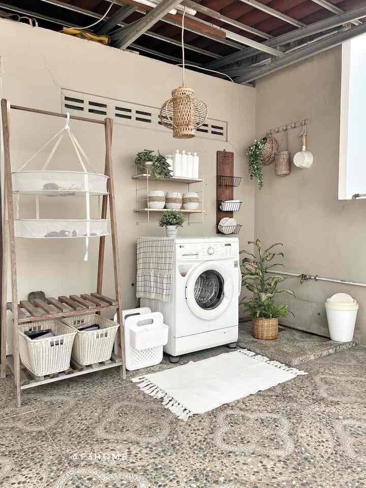 Laundry room mini ini tetap kelihatan estetik, karena menggunakan furniture yang senada dan rak fungsional.

#laundryroom #laundryroomestetik #laundryroommini #lantaikeramik #catrumah #warnacatrumah #laundryroomstyling