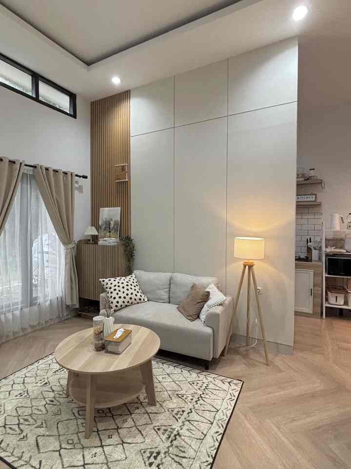 Living room aku berkonsep open space, menyatu dengan dining room dan kitchen. Aku sangat suka konsep open space karna rumah terasa lebih luas tanpa sekat. Minusnya, tidak ada ruang privasi jika ada tamu. Tapi itu ga masalah buatku, karena aku jarang kedatangan tamu ☺️ Semoga menginspirasi ya 🩵



#sofa2seater #sofapira #mejabulat #pirahome #moulding #standinglamp #karpetruangtamu #raksepatu #rumahopenspace #RumahTanpaSekat #RumahLega 