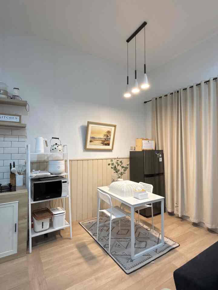 Dining room aku kecil, karna memang hanya aku dan paksu paling yang intens makan disini. Menyesuaikan dengan rumahku yang tidak besar jadi aku menggunakan meja yang berukuran kecil agar tidak terlalu sempit. Semoga menginspirasi 🩵

#kitchendining #diningroom #ruangmakan #kursimakan #kulkas #rakdapur #tutupsaji #vinylsticker #lampugantung 