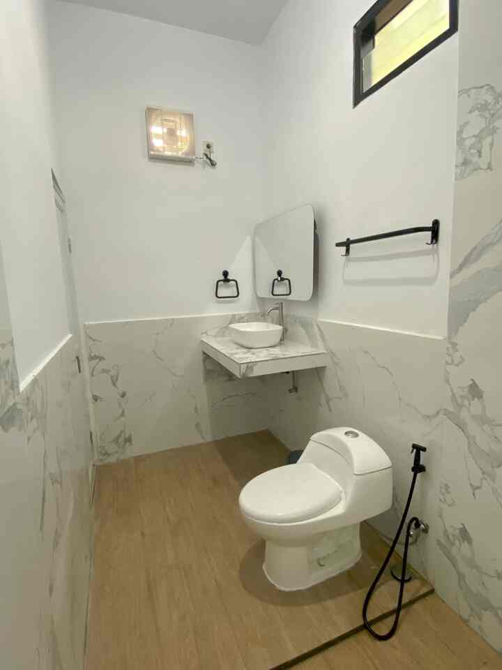 Halo semua ✨

Kamar mandi itu adalah tempat paling nyaman buat ibu-ibu buat menyendiri 🥹😂 jadi aku buat senyaman mungkin versi aku ya ✨

Bagian wastafel dan toilet aku buat untuk menjadi area kering, karna itu lantainya aku buat lebih tinggi dibanding area shower. 

Cermin yang ada lampu LED nya, dan ada exhaust fan dinding yang aku buat untuk sirkulasi udaranya. Semoga menginspirasi ✨



#renovasikamarmandi #bathroommakeover #inspirasikamarmandi #keramikkamarmandi #lantaikamarmandi #wastafel #closetduduk 