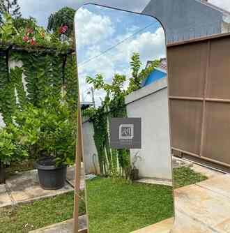 Standing Curve Edge Cermin