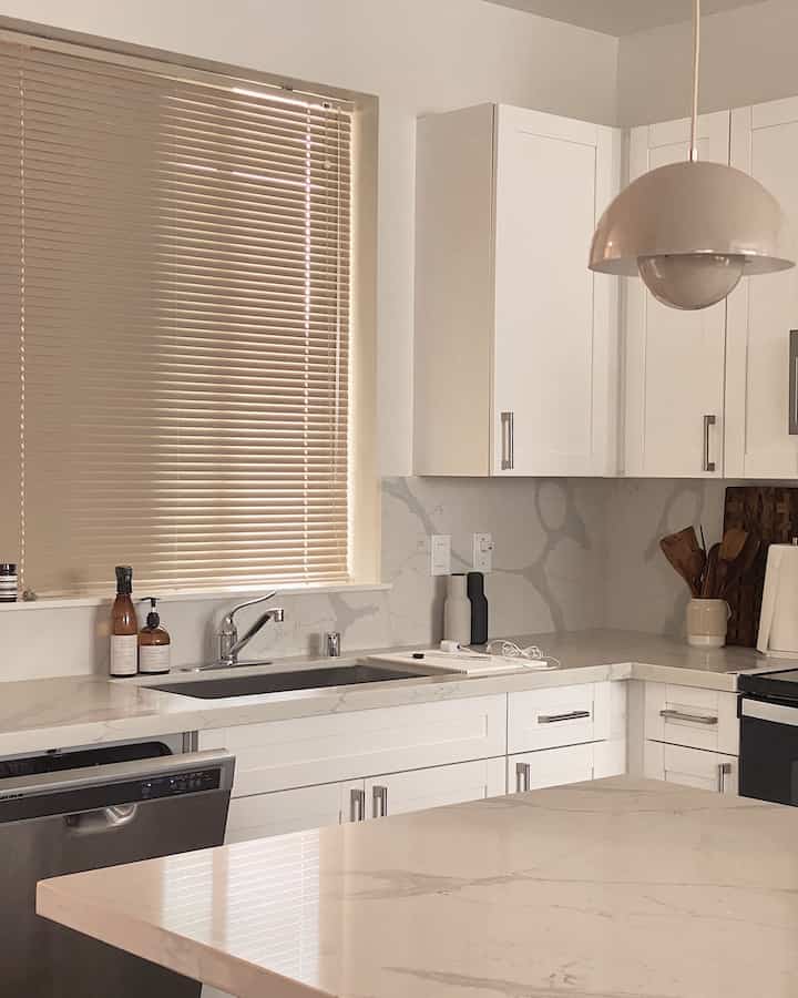 Neutral tone kitchen interior 

#kitchen #kitcheninterior #blind #pendontlamp #homestyle #decoration 