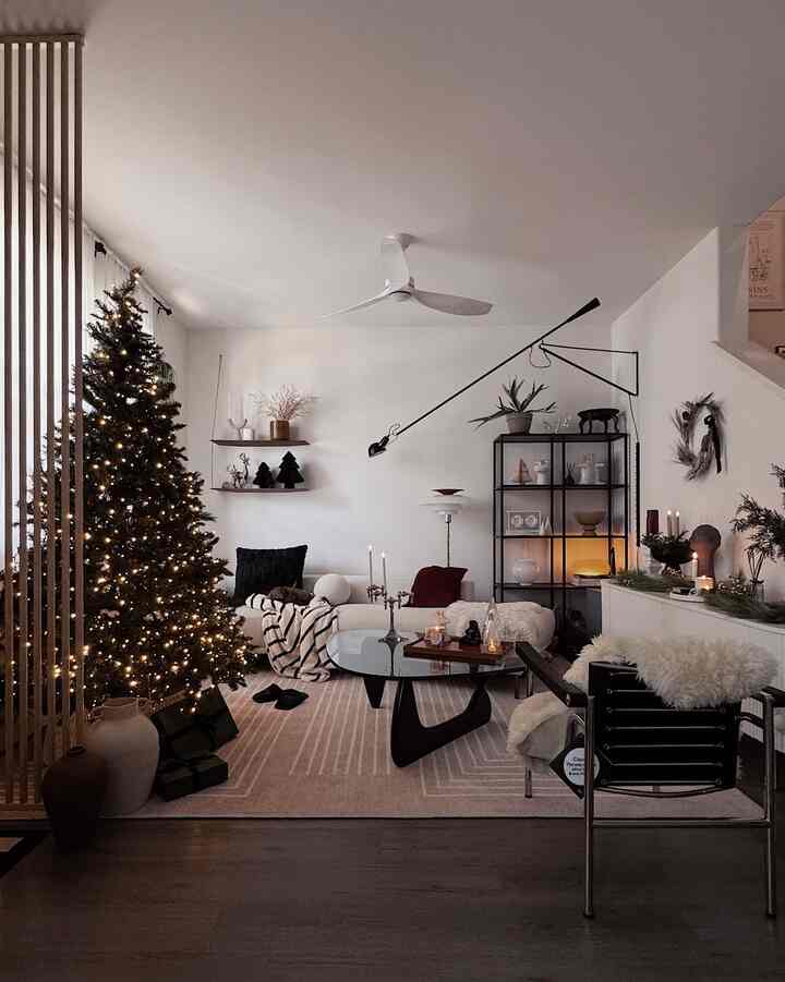 Light it up 💡

#livingroom #livingroomdecoration #livingroominterior #christmas #christmasdecoration #christmastree #candle #rug #lighting #lamp #lightinginterior #midcenturymoderninterior 