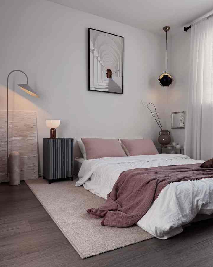 Cozy bedroom 

#bedroom #bedroominterior #bedding #bedroomdecor #rug #bedspread #airpurifier #vase #vintage #vintagemirror #frame 
