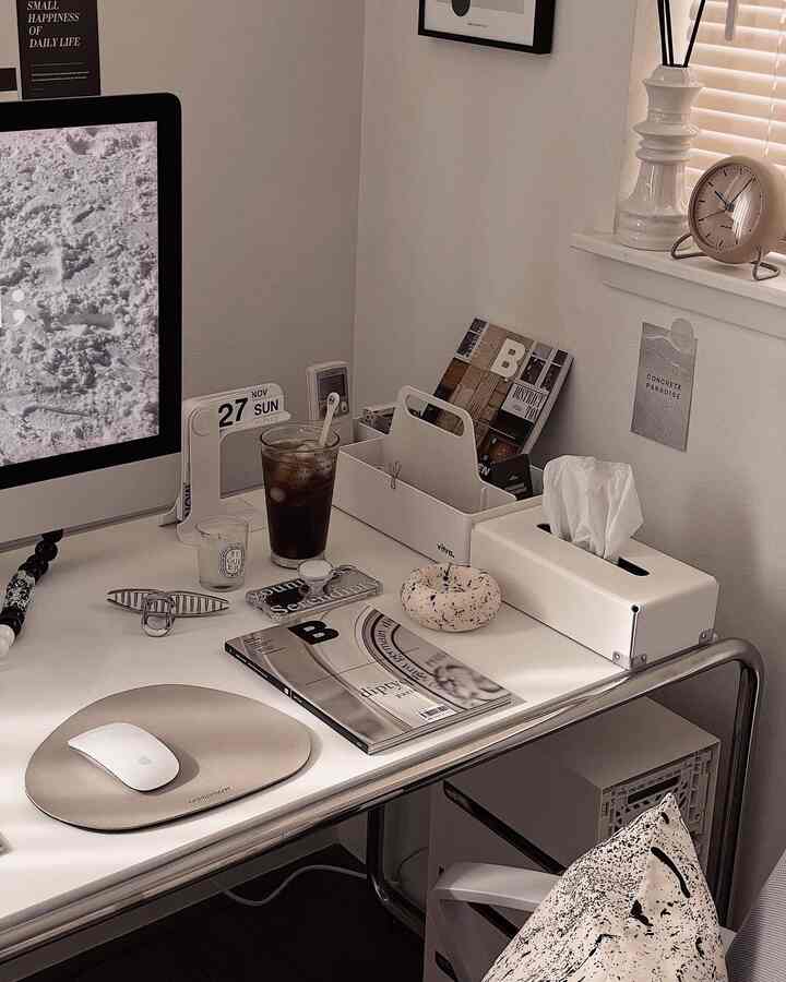 Neutral tone desk set up 🤎🤎

#desk #deskterrier #deskdecoration #desksetup #deskinterior #homeoffice #homofficeinterior #toolbox #tissuecase #candle #glasscup #imac #mousepad #Bmagazine 
