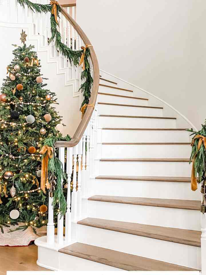 Our entryway for Christmas #garland #neutralcheistmas 