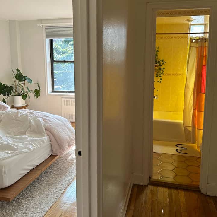 In between 🛁🧴🪞🪷 #moderneclectic #bedroominterior #bathroominterior #colorfulinterior #naturallight