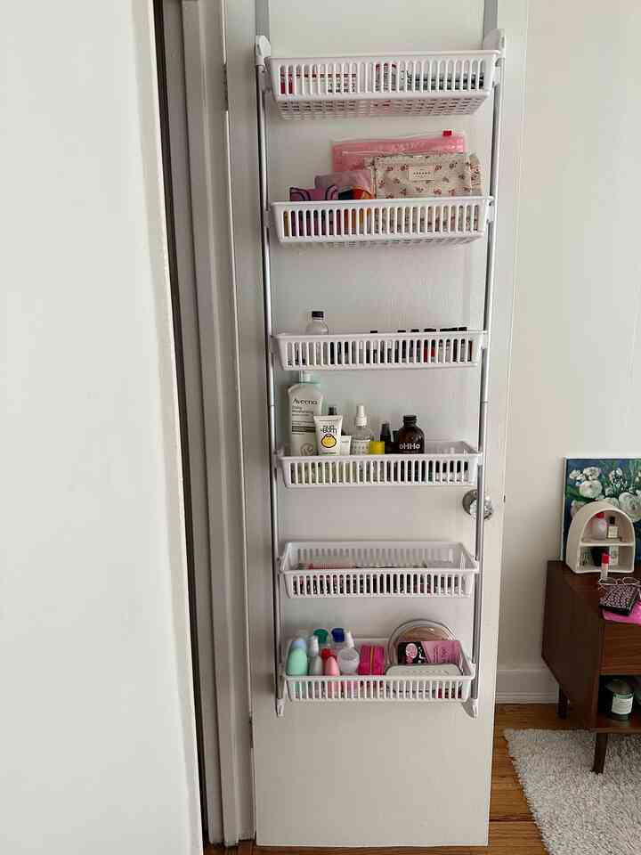 <span data-sheets-root="1" style="color: rgb(0, 0, 0); letter-spacing: normal; font-size: 10pt; font-family: Arial;">To achieve a minimalist vibe, I opted for a closet 'mini station' and organized bins instead of traditional furniture.</span>&nbsp;😊 
#bedroom #bedroomdecor #decorhacks #organizationhack #storage