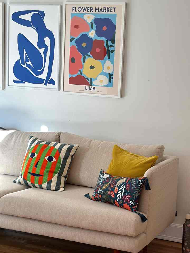 These colorful touches brighten up any winter day ☀️🌈 #livingroom #livingroominspo #colorful #eclectic 